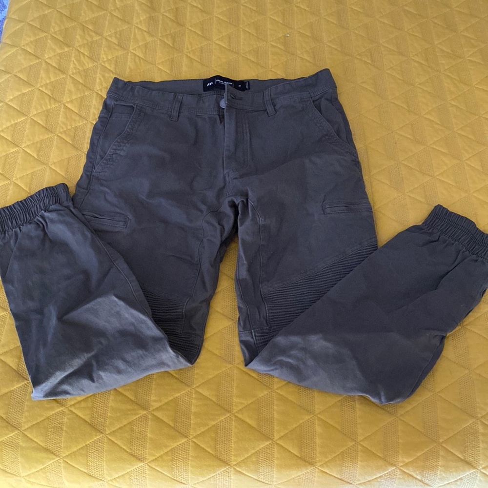 🫶🏼 NWOT Cotton on olive/Gray Urban Jogger Pants